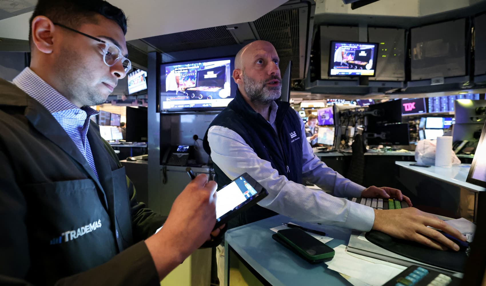 Traders work on the floor at the New York Stock Exchange (NYSE) in New York City, U.S., May 14, 2025.  REUTERS/Brendan McDermid